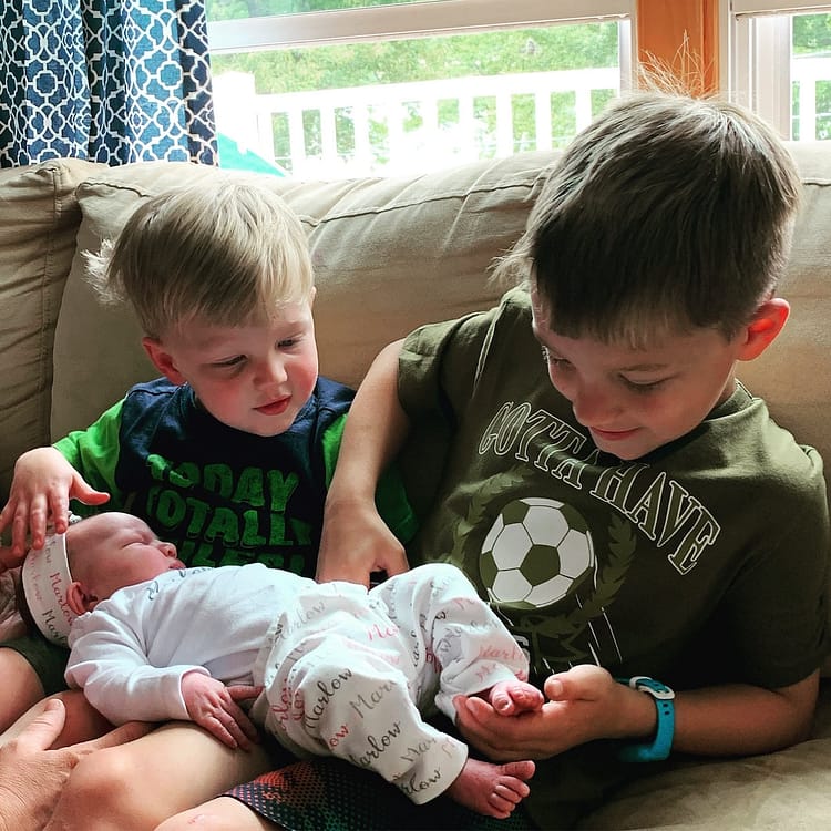 Zwei Geschichten über die Geburt einer Mutterfamilie